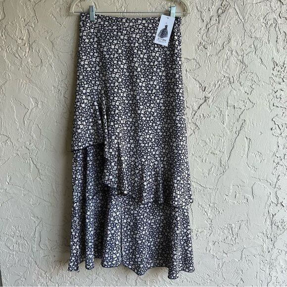 New with tags!  Navy floral high low ruffle skirt. Sz M - Picture 4 of 4